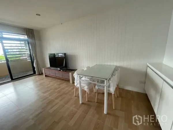 คอนโด ให้เช่าในWatthana, Bangkok - มุมรับประทานอาหารโต๊ะกระจกข้างทีวี พร้อมทางออกสู่ระเบียง