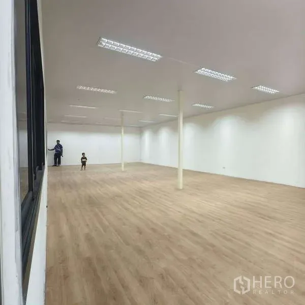 คลังสินค้า ให้เช่าในSamut Prakan - พื้นที่ออฟฟิศแบบเปิดโล่ง พื้นลายไม้ และไฟ LED เพดาน