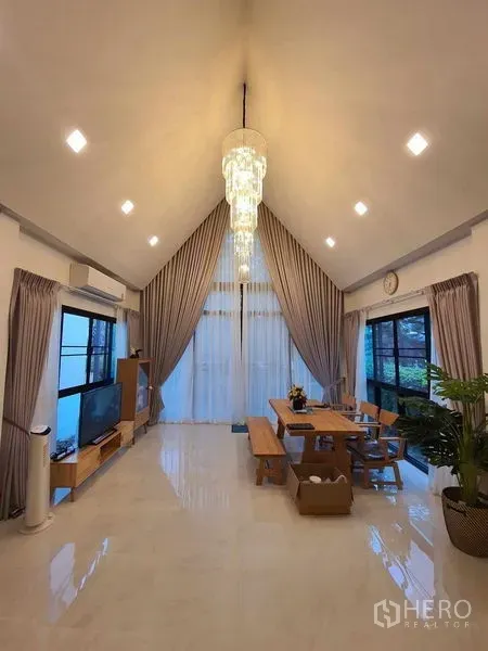 Detached House for sale in Bang Khun Thian, Bangkok - Bright living and dining area with vaulted ceiling, chandelier, large windows and polished floors.