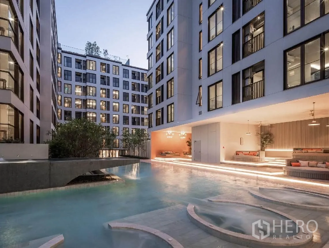 คอนโด for rent in Watthana, Bangkok - คอร์ทยาร์ดคอนโดพร้อมสระว่ายน้ำสไตล์รีสอร์ตและพื้นที่นั่งเล่น