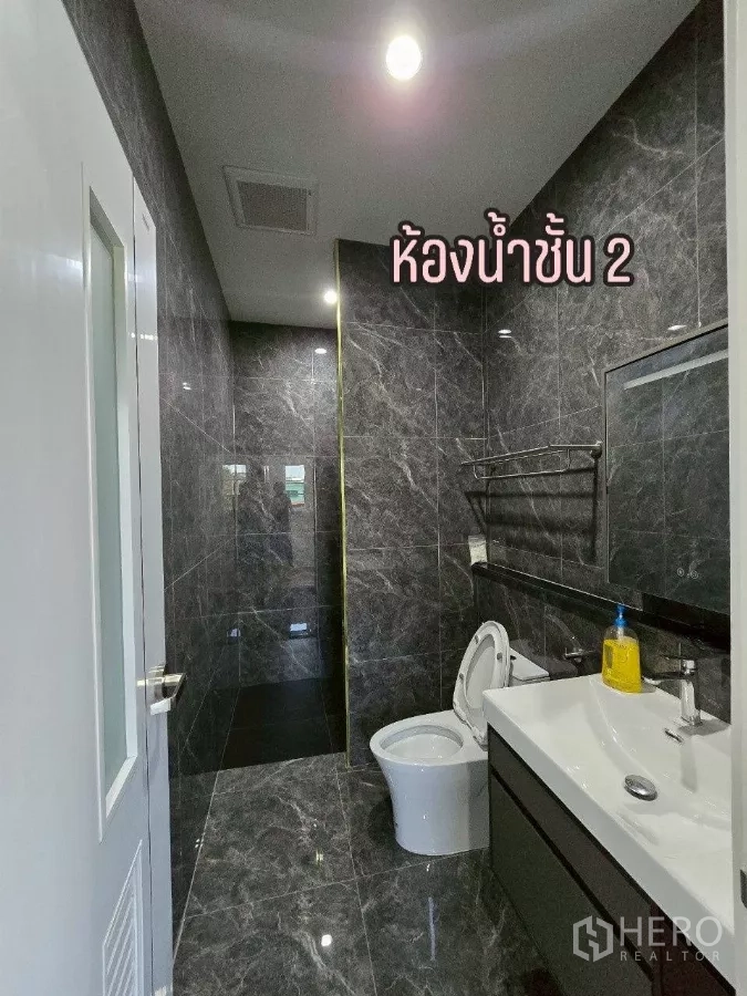 คลังสินค้า ให้เช่าหรือขายในKhlong Toei, Bangkok - ห้องน้ำชั้นสองโทนเข้มสมัยใหม่ พร้อมพื้นที่อาบน้ำ