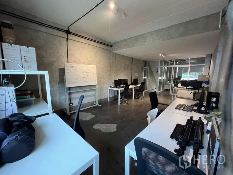 อาคารพาณิชย์ ขายในSuan Luang, Bangkok - ห้องออฟฟิศพร้อมไวท์บอร์ด โต๊ะทำงาน และผนังกระจกแบ่งโซน