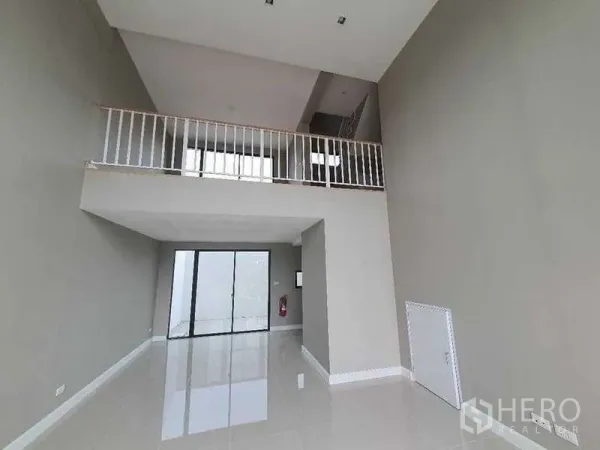 สำนักงานที่บ้าน ให้เช่าในLat Krabang, Bangkok - พื้นที่ทำงานเพดานสูงแบบดับเบิลวอลุ่ม มีชั้นลอย ราวสีขาว และประตูกระจกบานเลื่อน