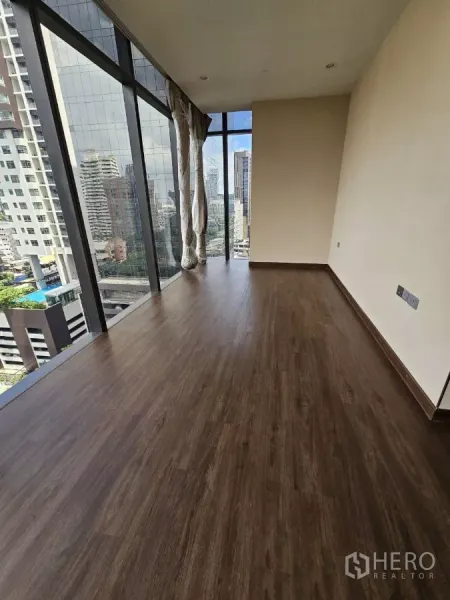 คอนโด ให้เช่าในWatthana, Bangkok - ห้องนั่งเล่นสว่าง กระจกเต็มผนัง เปิดวิวสกายไลน์เมือง