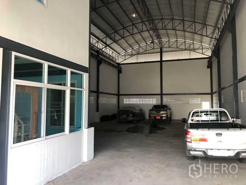 คลังสินค้า ให้เช่าในPak Kret, Nonthaburi - พื้นที่โกดังเพดานสูง โครงหลังคาเหล็ก พร้อมหน้าต่างสำนักงานภายในและพื้นที่โล่ง