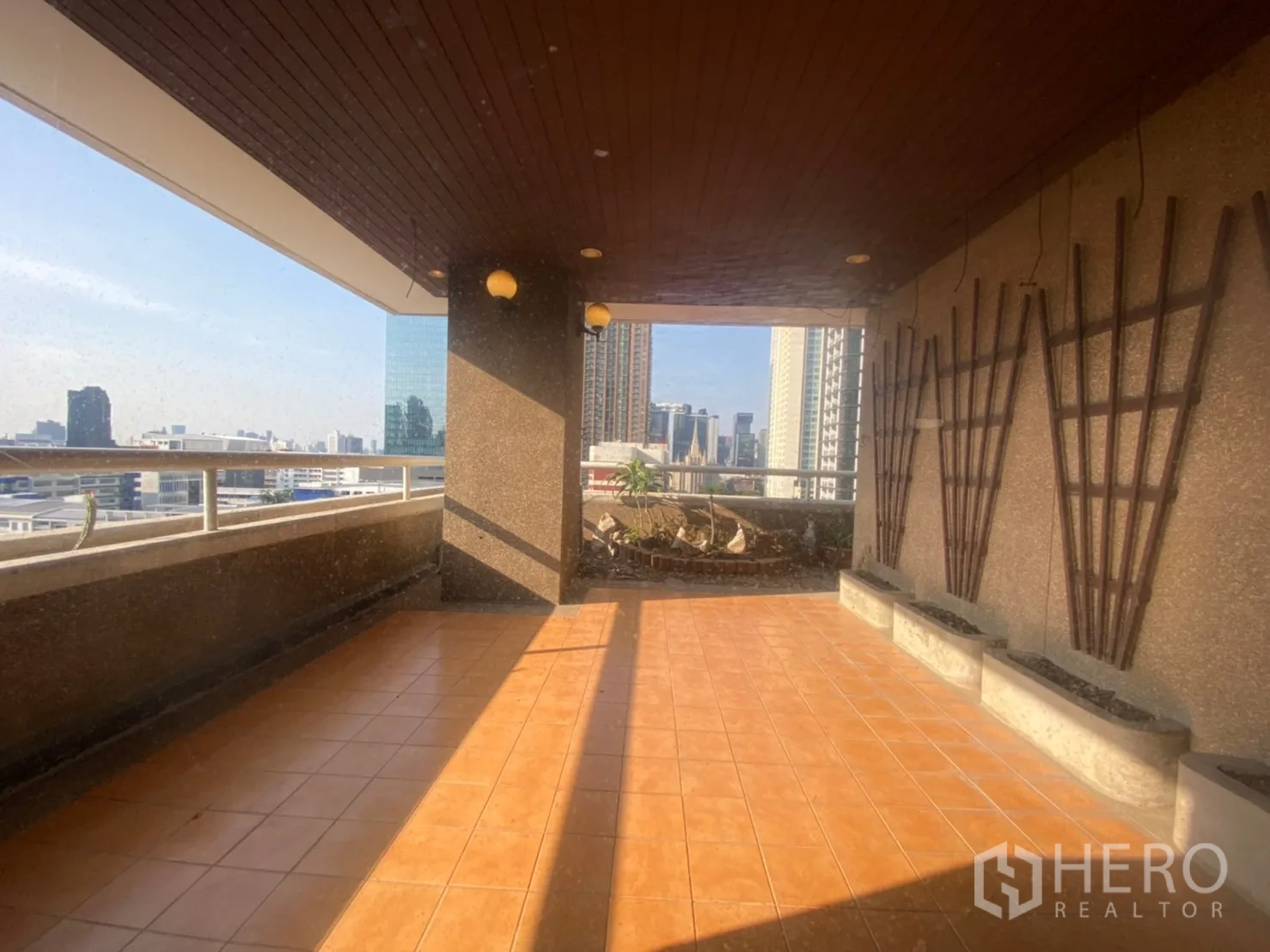 คอนโด ให้เช่าหรือขายในWatthana, Bangkok - เทอเรซแบบมีหลังคา ปูกระเบื้องสีอิฐ มีรางปลูกต้นไม้และวิวเมืองอโศกแบบพาโนรามา