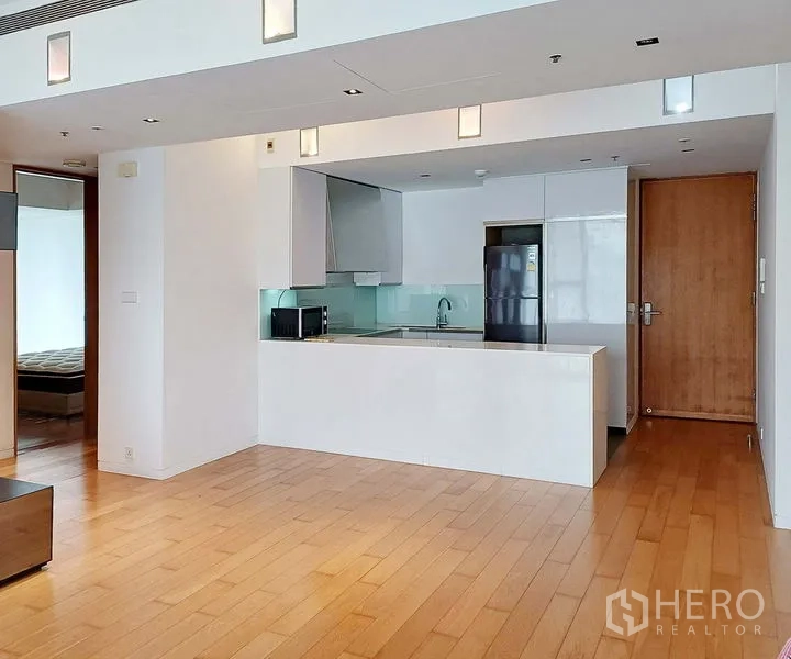 คอนโด ให้เช่าในSathon, Bangkok - โถงนั่งเล่นเชื่อมครัวสีขาวสไตล์โมเดิร์น พร้อมเคาน์เตอร์บาร์และพื้นไม้