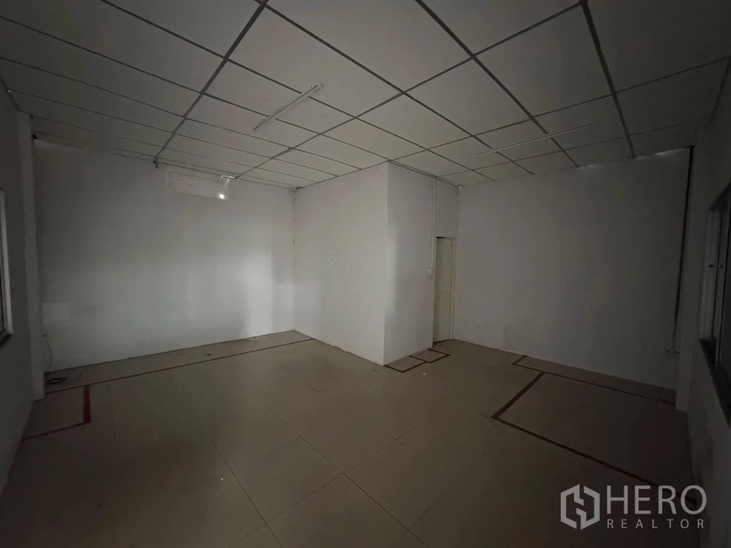 คลังสินค้า ให้เช่าในMueang Samut Prakan, Samut Prakan - ห้องสำนักงานเรียบง่าย พื้นกระเบื้อง ฝ้าทีบาร์ และผนังสีขาว.