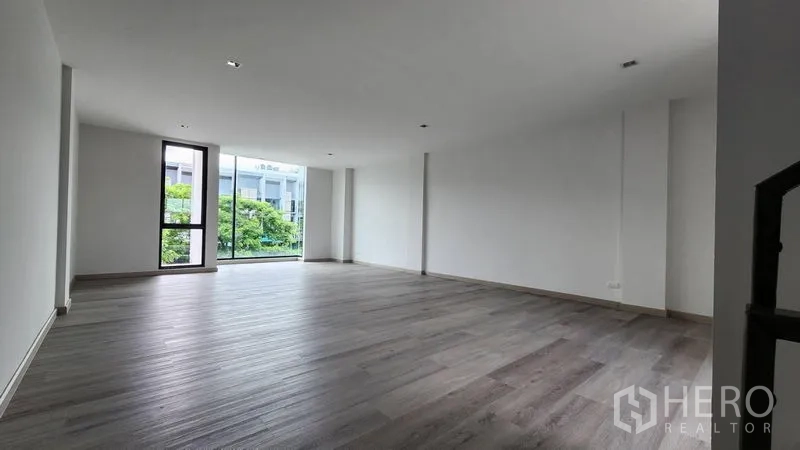 สำนักงานที่บ้าน ให้เช่า - พื้นที่ทำงานขนาดใหญ่พร้อมหน้าต่างบานกว้างและพื้นลายไม้