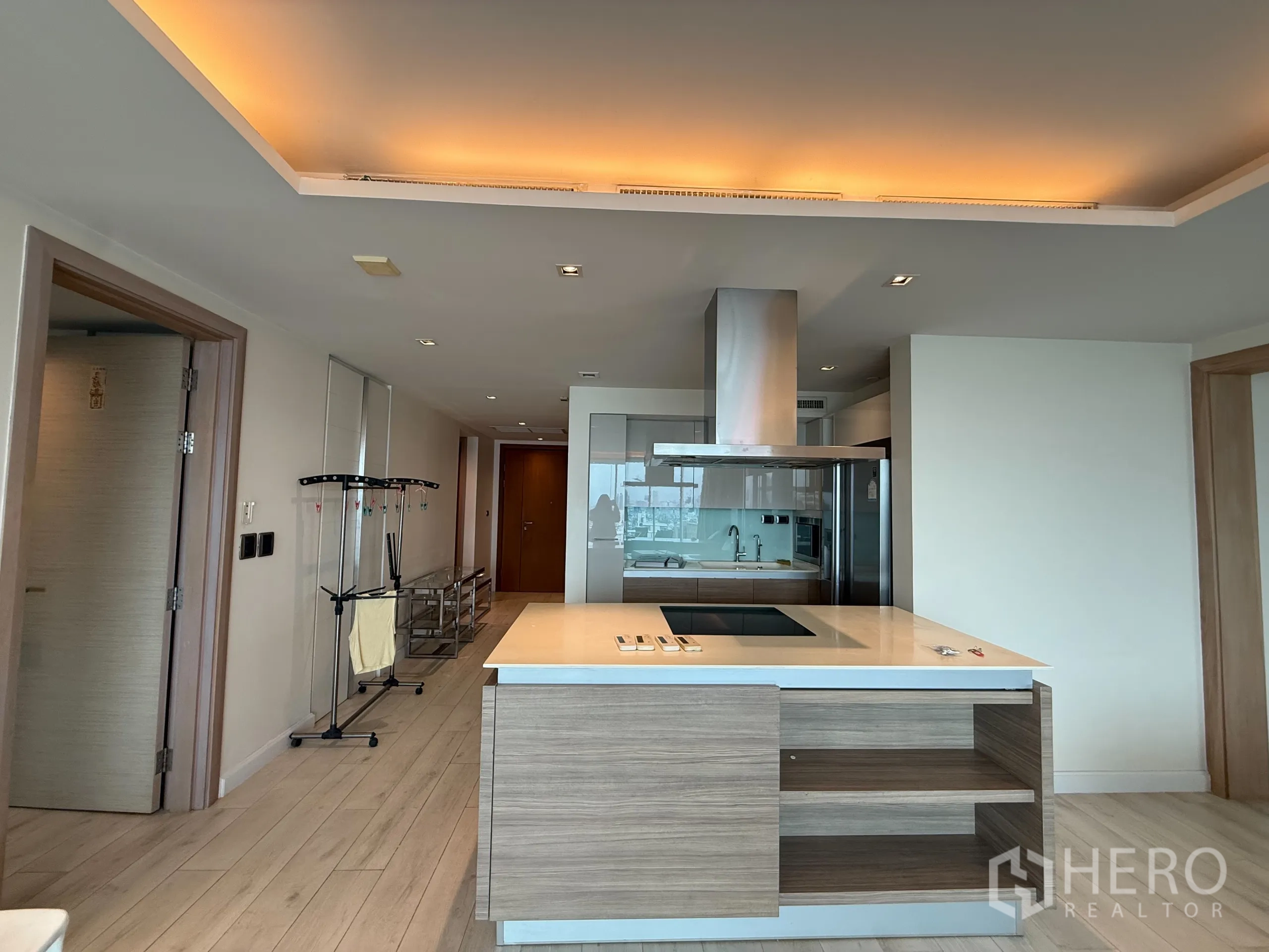 คอนโด ให้เช่าในPhaya Thai, Bangkok - เคาน์เตอร์ครัวสไตล์โมเดิร์นพร้อมเตาและฮูดสแตนเลส ตู้ลายไม้และโถงทางเดิน