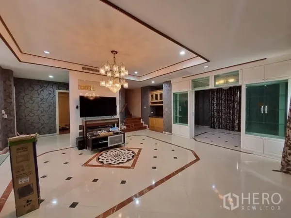 บ้าน ให้เช่าในYan Nawa, Bangkok - ห้องนั่งเล่นกว้าง เพดานซ่อนไฟ โคมแชนเดอเลียร์ พื้นกระเบื้อง และบันไดไม้