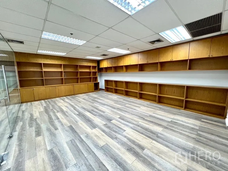 สำนักงาน ให้เช่าในWatthana, Bangkok - ห้องเก็บเอกสารแบบชั้นไม้ยาวต่อเนื่อง พร้อมตู้ล่าง