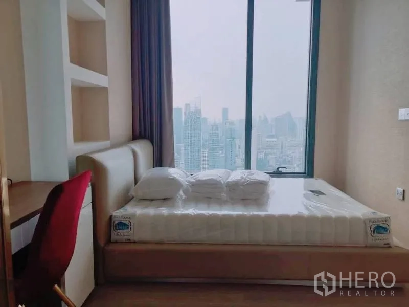 คอนโด ให้เช่าหรือขายในWatthana, Bangkok - ห้องนอนหน้าต่างบานใหญ่วิวสกายไลน์ พร้อมชั้นบิลท์อินและโต๊ะทำงาน