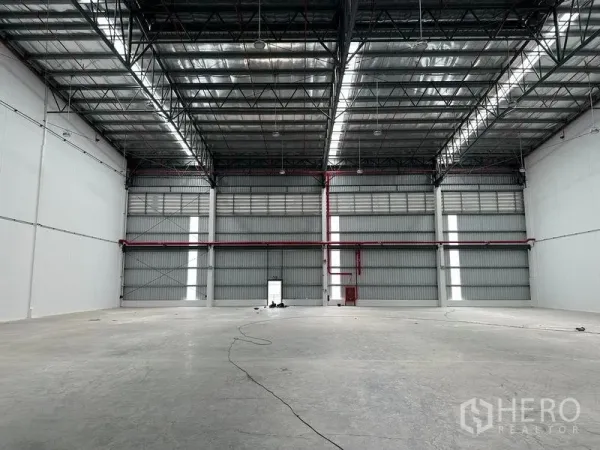คลังสินค้า ให้เช่าในBang Phli, Samut Prakan - พื้นที่ภายในโกดังโปร่งสูง โครงหลังคาเหล็กพร้อมช่องรับแสงสกายไลต์