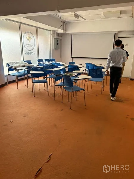 พื้นที่ขายปลีก ให้เช่าในWang Thonglang, Bangkok - พื้นที่จัดแบบห้องเรียน มีเก้าอี้และจอโปรเจคเตอร์ ข้างหน้าต่างกระจกฝ้า