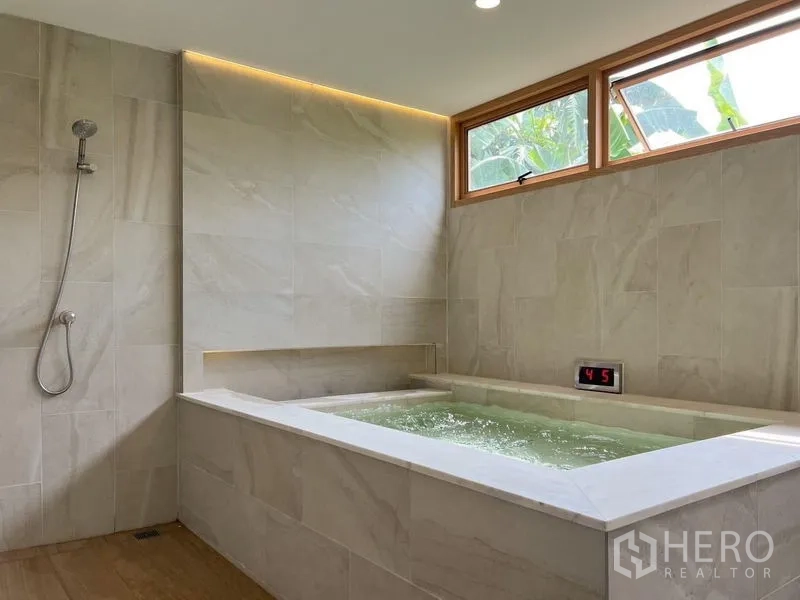 ทาวน์เฮาส์ ให้เช่าหรือขาย - อ่างแช่น้ำร้อนพร้อมตัวบอกอุณหภูมิ ข้างหน้าต่างสูงและพื้นที่อาบน้ำแบบวอล์กอิน