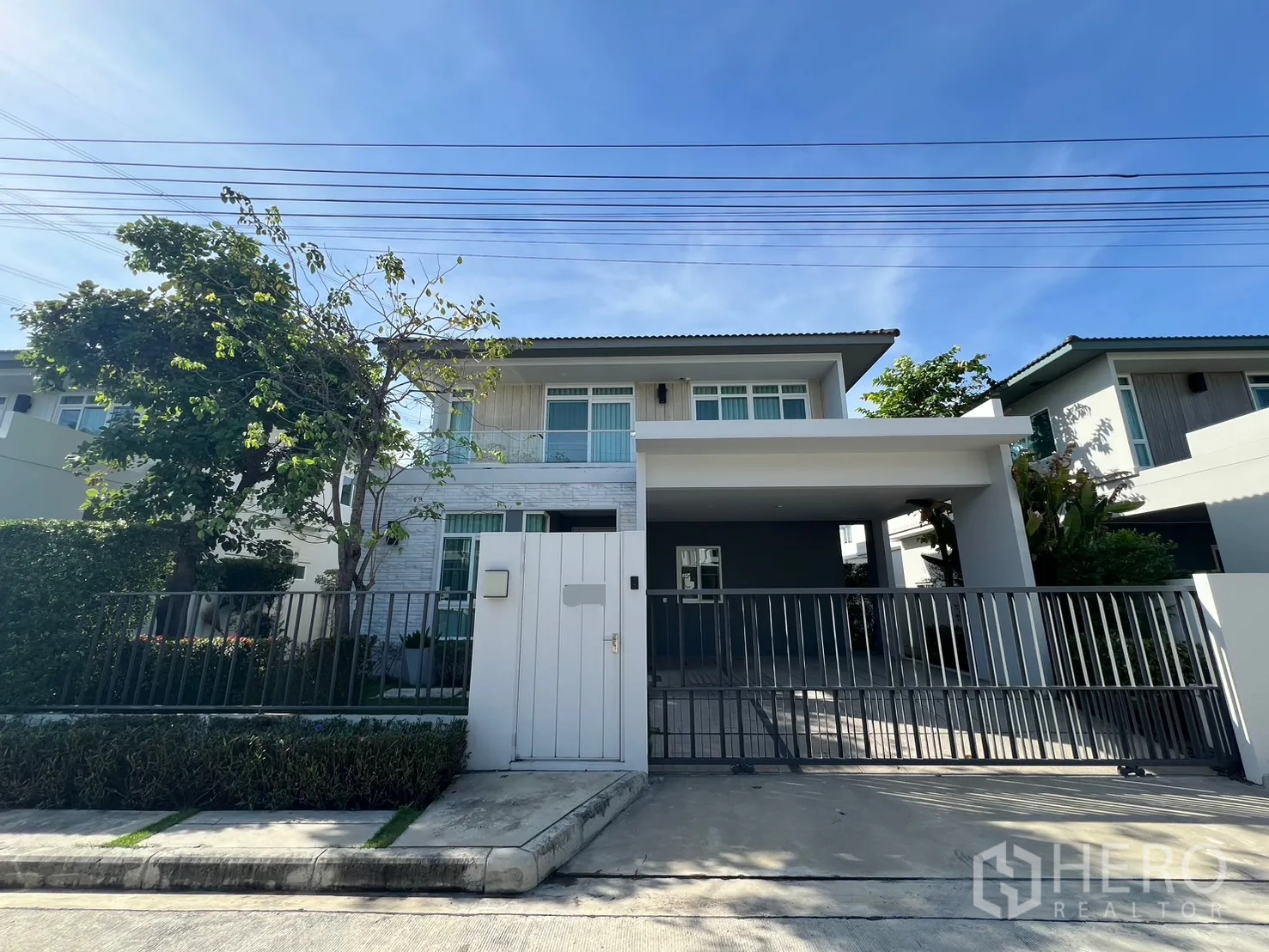 独立式住宅 出租在Prawet, Bangkok - 曼谷Prawet区现代两层独栋别墅，带电动滑门与前庭。