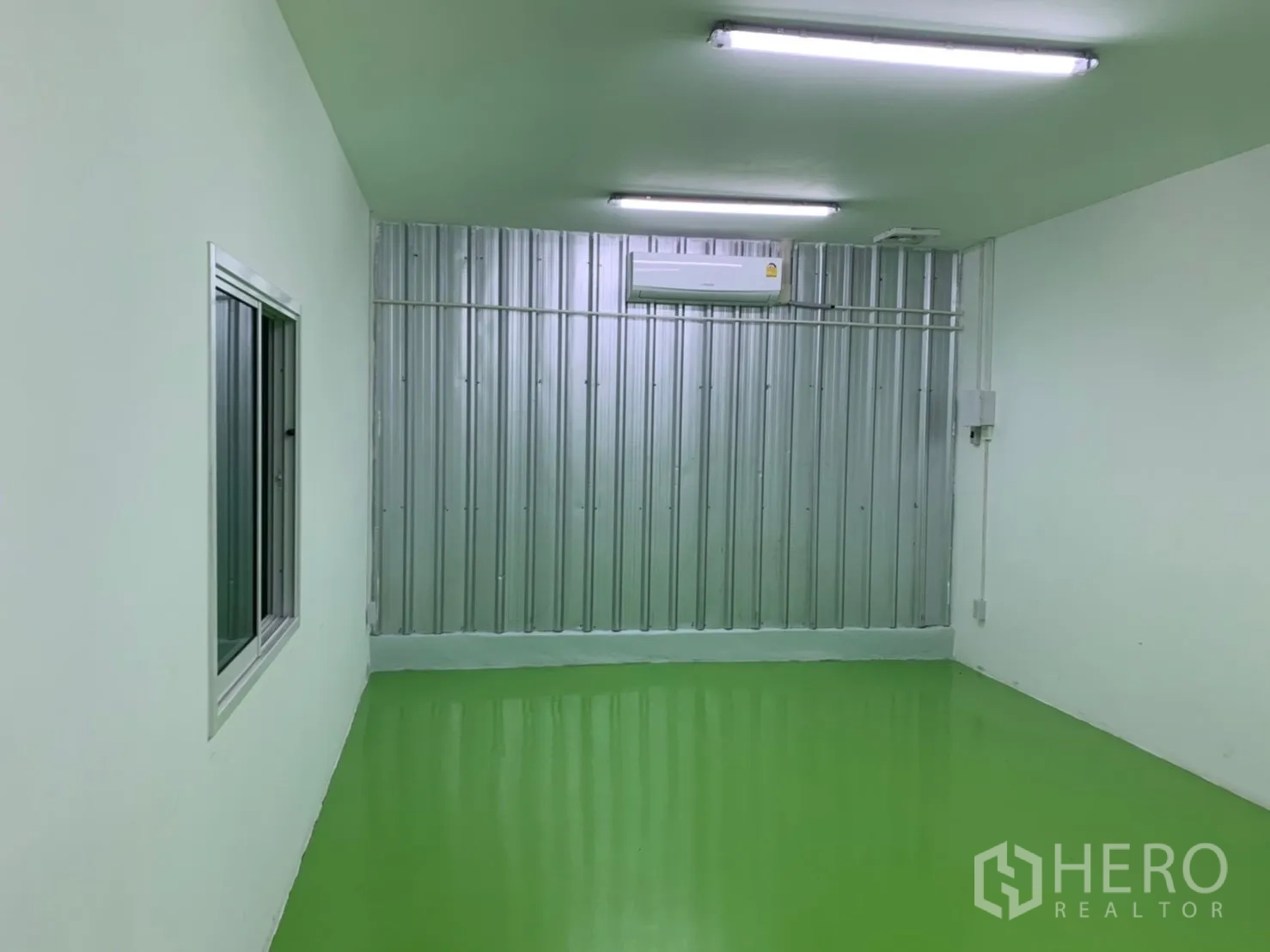 โรงงาน for rent in Khlong Luang, Pathum Thani - อีกหนึ่งห้องคลีนรูม พื้นอีพ็อกซีสีเขียว มีหน้าต่างและไฟเพดาน