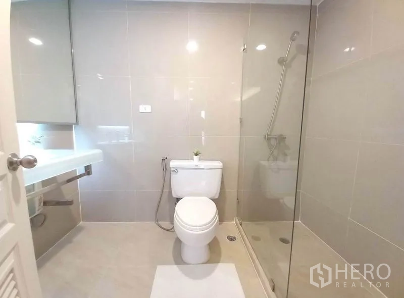 公寓 出租在Khlong Toei, Bangkok - 第二浴室配玻璃隔断步入式淋浴，浅色瓷砖。