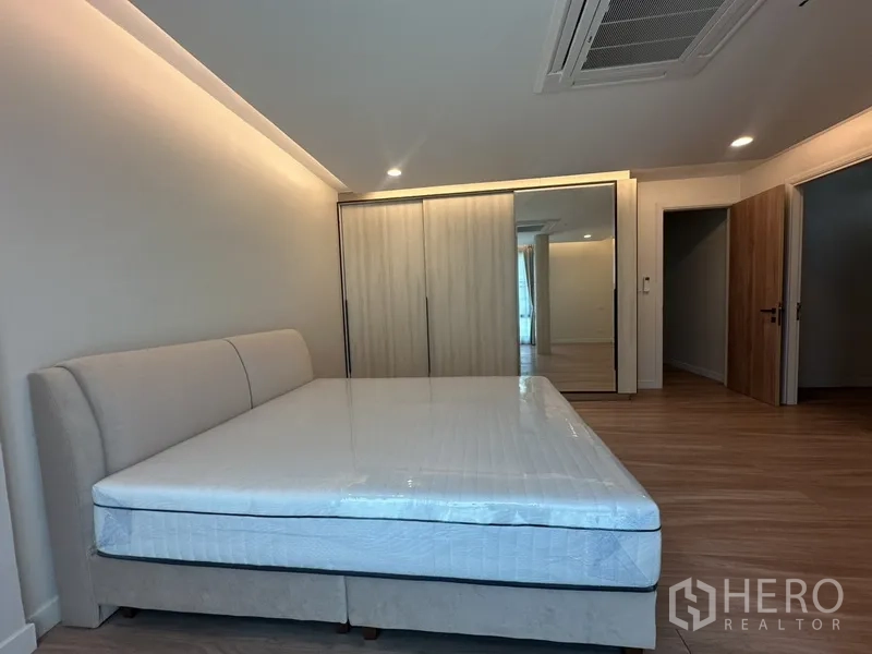 ทาวน์เฮาส์ ให้เช่าในWatthana, Bangkok - ห้องนอนกว้าง เตียงบุผ้าและตู้เก็บของขนาดใหญ่