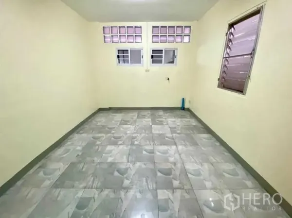 Detached House for sale in Phasi Charoen, Bangkok - Bright tiled room with glass‑block transom and a louvered side window inside a detached house in Phasi Charoen, Bangkok.