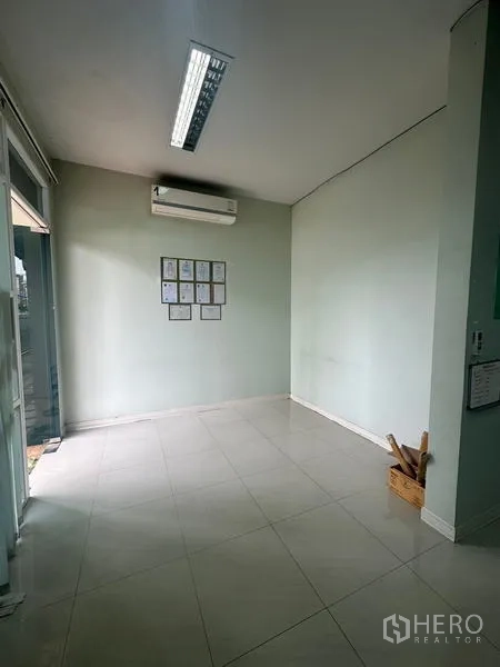 คลังสินค้า ให้เช่าหรือขายในLam Luk Ka, Pathum Thani - ห้องรับรอง/พื้นที่รอขนาดเล็ก มีเครื่องปรับอากาศและพื้นกระเบื้อง