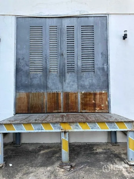 คลังสินค้า ให้เช่าในPhra Khanong, Bangkok - ท่าขนถ่ายยกระดับพร้อมประตูเหล็กบานคู่ รองรับรถบรรทุก