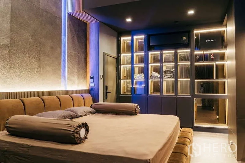 บ้าน ขายในSai Mai, Bangkok - ห้องนอนมาสเตอร์หรู เตียงบุนุ่ม และตู้เสื้อผ้าบิลต์อินพร้อมไฟ