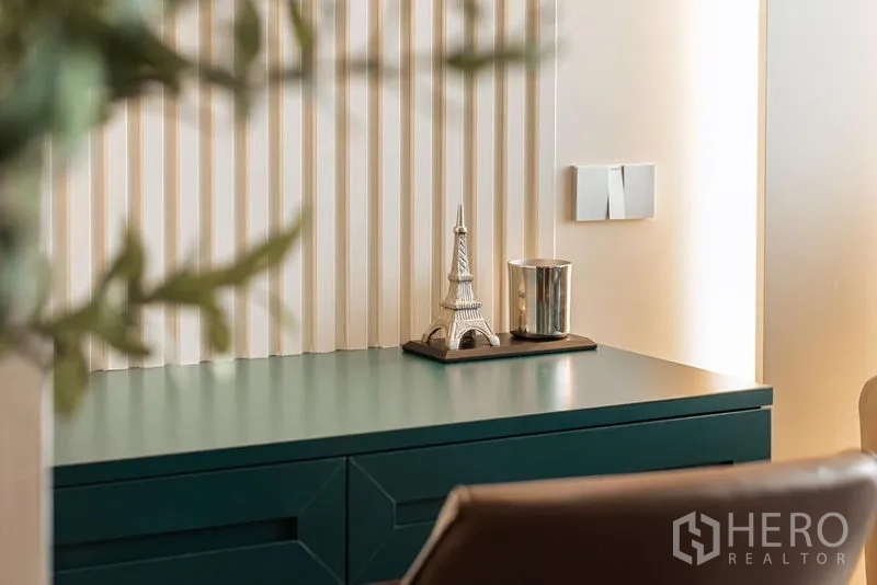 คอนโด ให้เช่าในKhlong Toei, Bangkok - โต๊ะคอนโซลสีเขียวพร้อมหอไอเฟลตกแต่งและไฟส่องผนังแบบนุ่มนวล