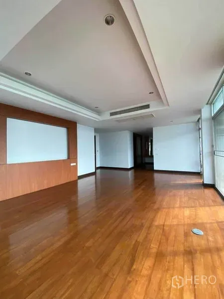 สำนักงานที่บ้าน ให้เช่าในBangkok Noi, Bangkok - ห้องอเนกประสงค์สว่าง พื้นไม้ เพดานหลุม และช่องหน้าต่างขนาดใหญ่