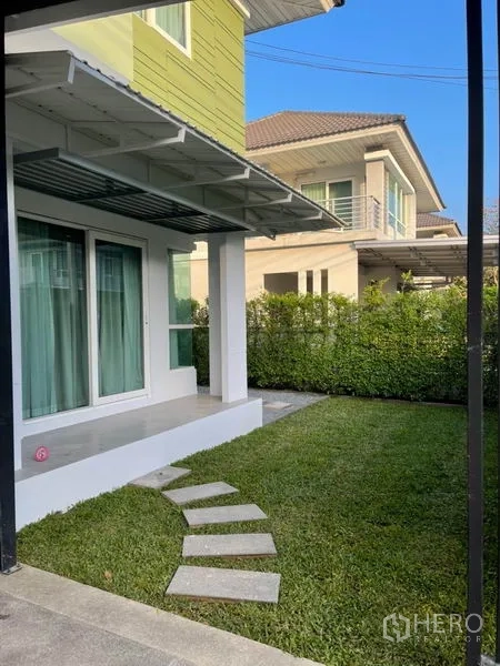 Detached House for sale in Khlong Toei, Bangkok - Front lawn with stepping-stone path, covered terrace and large sliding doors.