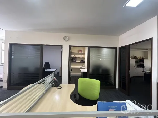 สำนักงาน ให้เช่า - ห้องทำงานและห้องประชุมกั้นกระจกติดกับโซนทำงานหลัก