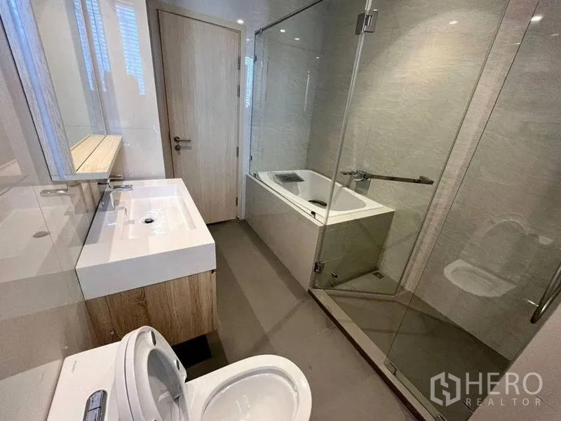 คอนโด ให้เช่าหรือขายในWatthana, Bangkok - ห้องน้ำมีห้องอาบน้ำกระจกแยกและอ่างอาบน้ำ