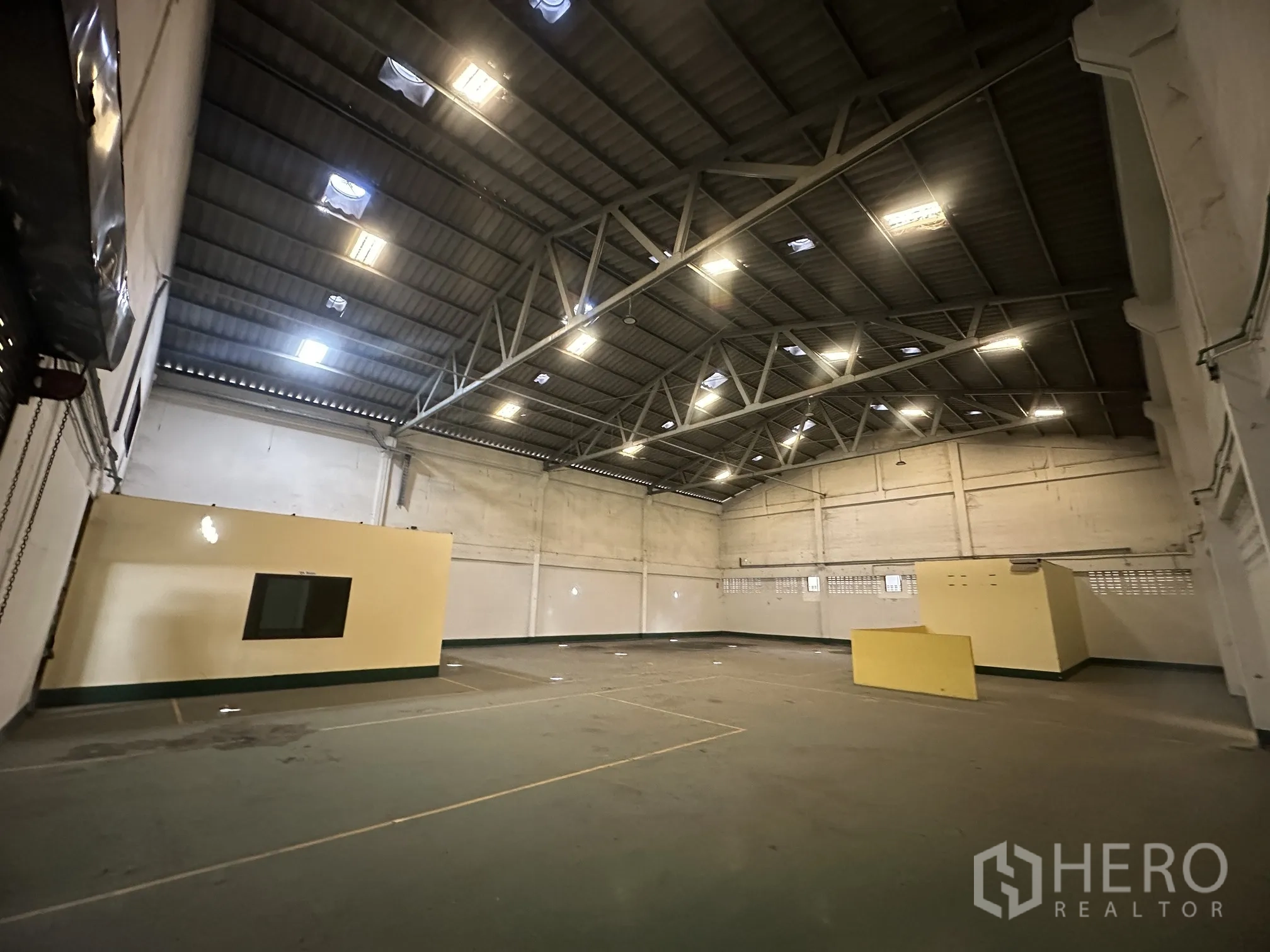 โรงงาน for rent in Lat Lum Kaeo, Pathum Thani - โถงผลิตกว้าง หลังคาโครงเหล็กสูงมีแผ่นใสรับแสง และห้องกั้นภายใน