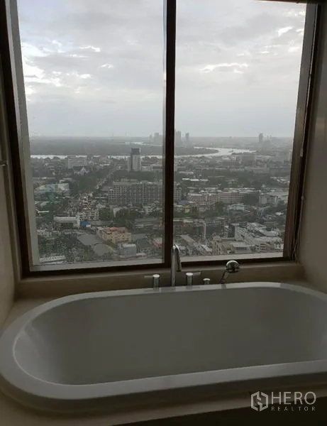 คอนโด ให้เช่าในKhlong Toei, Bangkok - อ่างอาบน้ำริมหน้าต่างบานใหญ่ ชมวิวเมืองแบบพาโนรามา