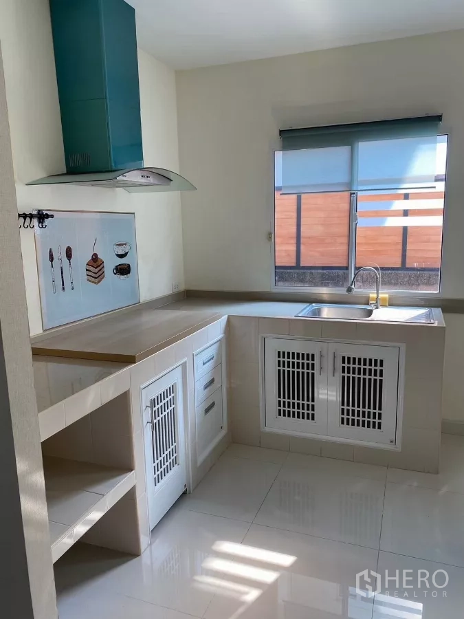 บ้าน ให้เช่าหรือขายในSuan Luang, Bangkok - ครัวสว่าง เคาน์เตอร์รูปตัวแอล อ่างล้างมือ หน้าต่าง และเครื่องดูดควัน