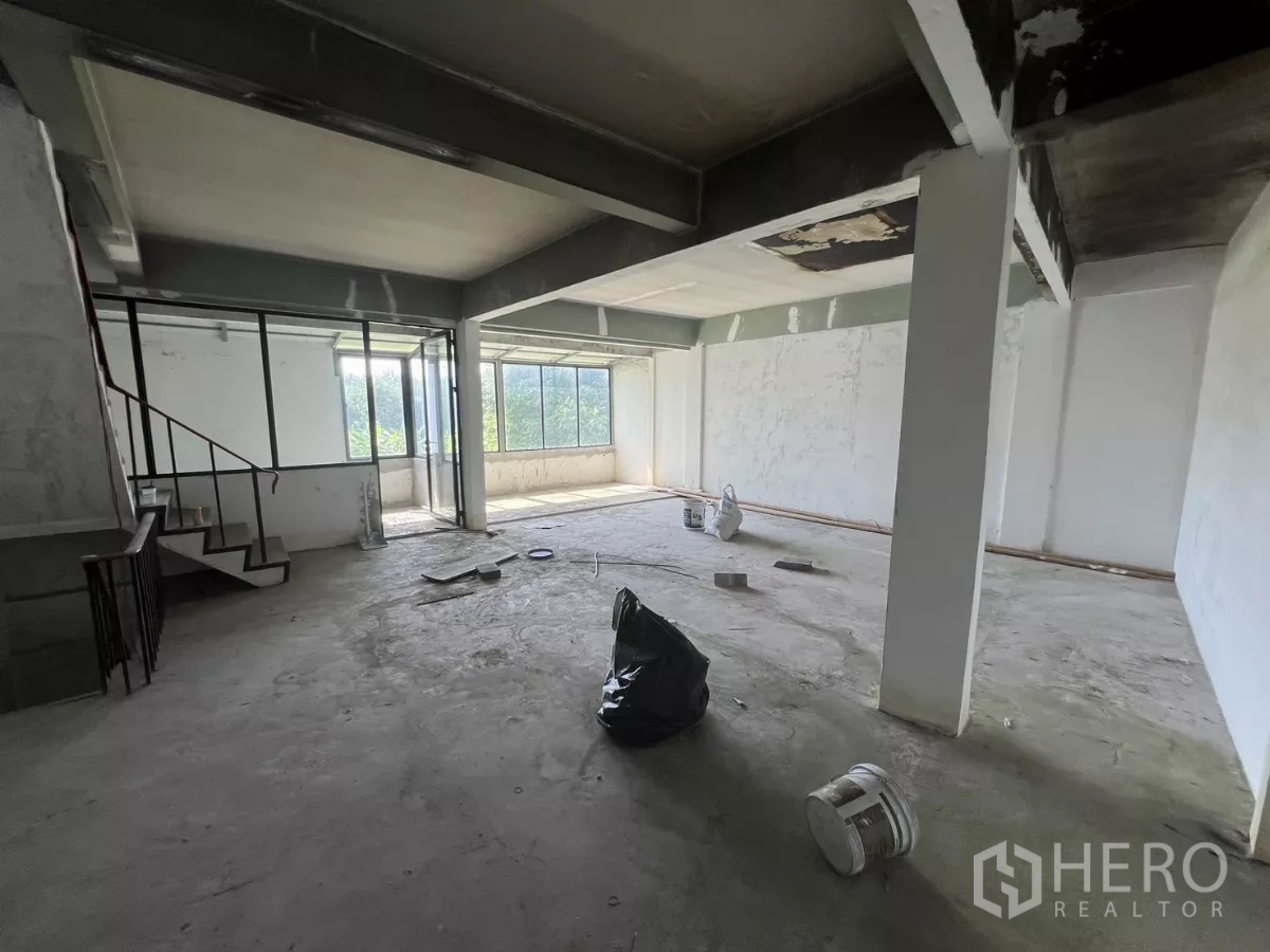 店屋 出售在Suan Luang, Bangkok - 明亮楼层，整面宽窗俯瞰绿意并连接室内楼梯。