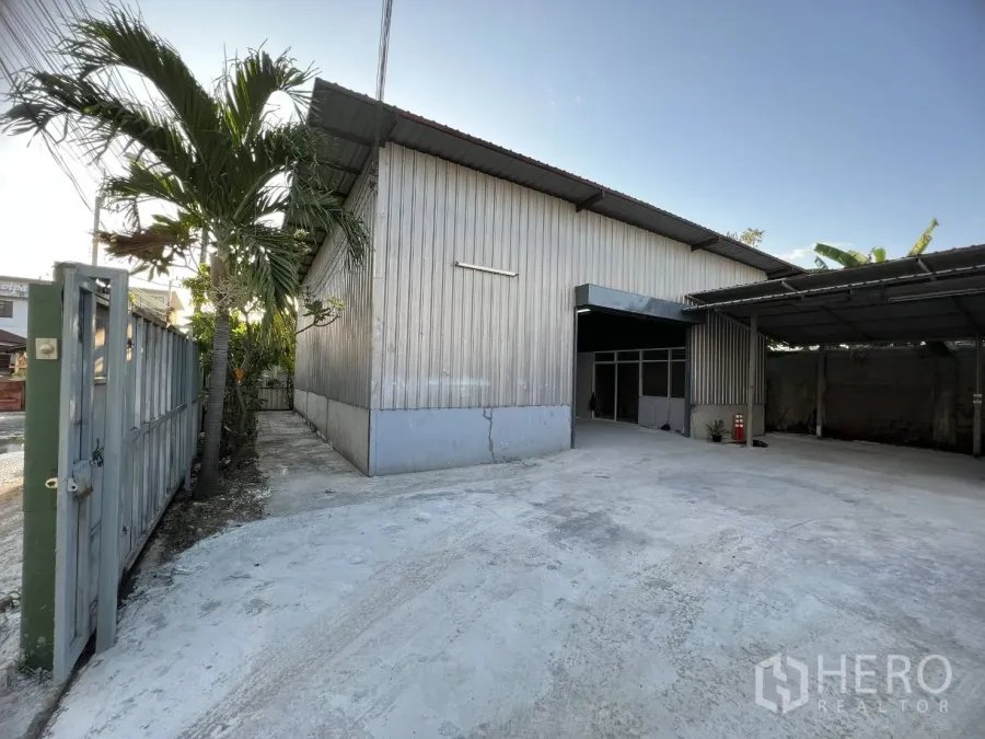 货栈 出租在Lat Krabang, Bangkok - 拉卡邦金属外墙仓库外观，宽阔车道与带顶停车位