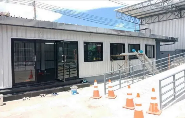 货栈 出租在Si Racha, Chon Buri - 仓库附属办公区，玻璃推拉门与金属坡道