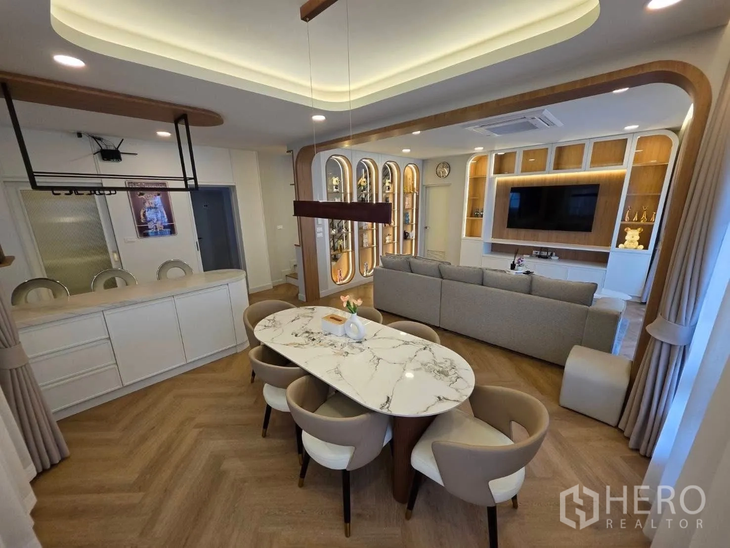 Detached House for rent or sale in Bang Phli, Samut Prakan - Dining area with marble-top table and designer pendant light.