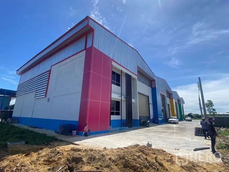 คลังสินค้า ให้เช่าในBang Phli, Samut Prakan - ด้านนอกโกดังทันสมัย มีถนนคอนกรีตกว้าง ประตูม้วน และที่จอดรถ