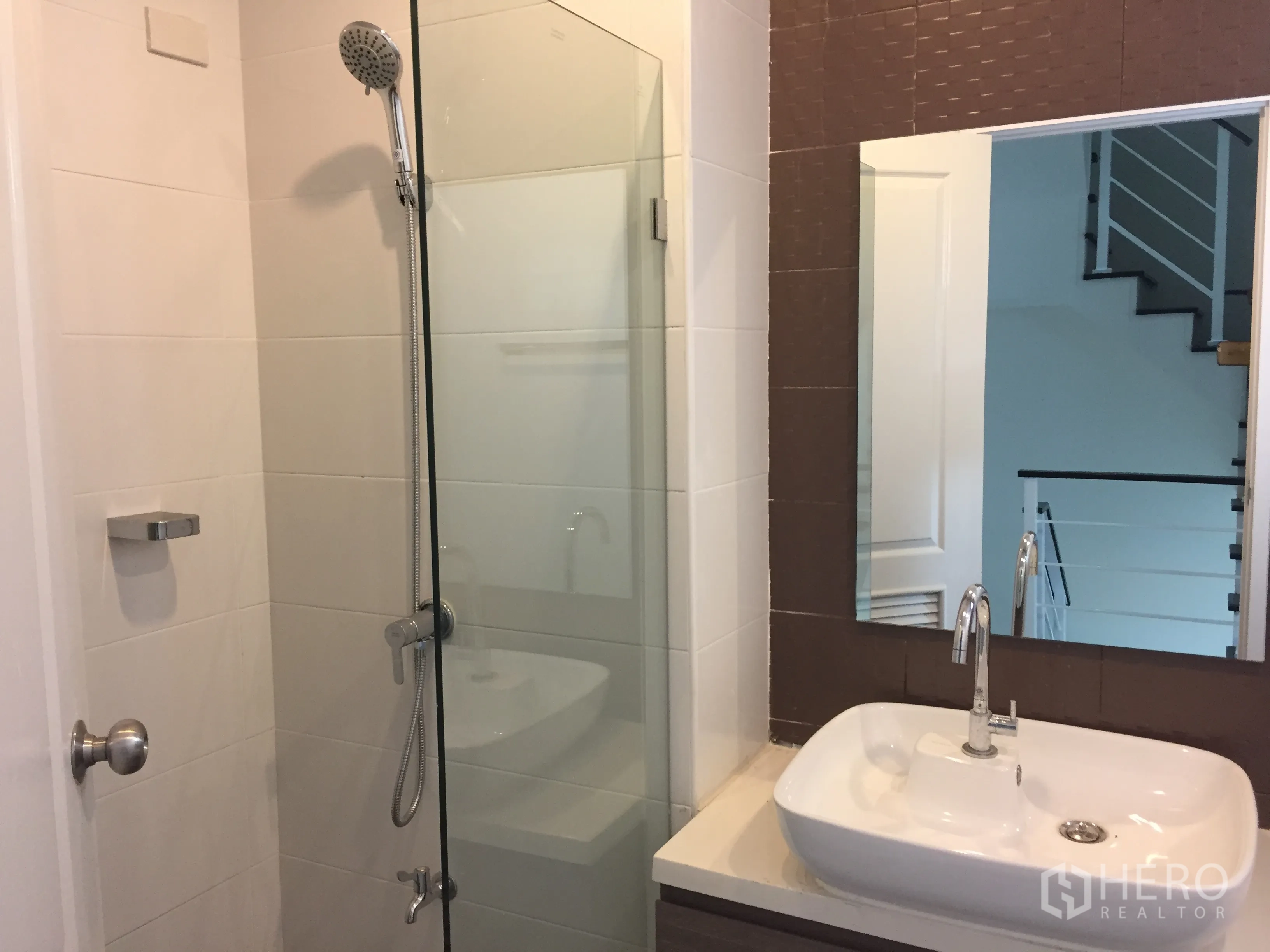 Townhouse for rent in Bang Kapi, Bangkok - Modern bathroom with glass-enclosed shower, vanity and mirror.