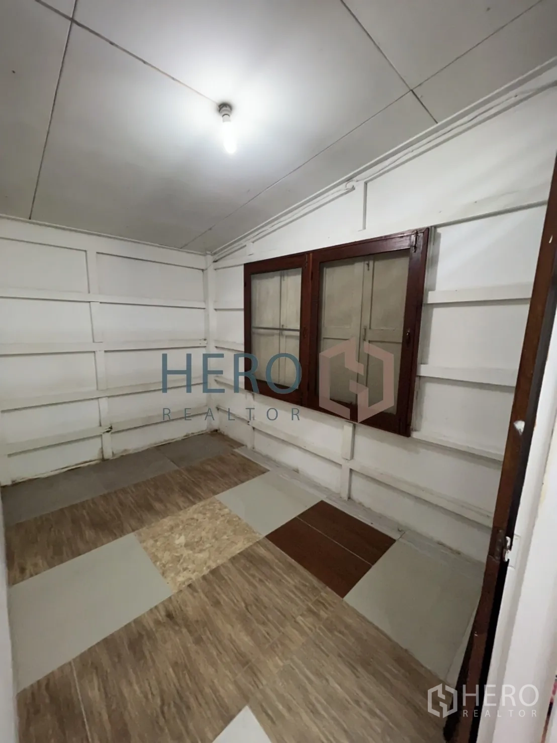 独立式住宅 出租在Watthana, Bangkok - 小型储物或杂物间，带搁架与混色地板