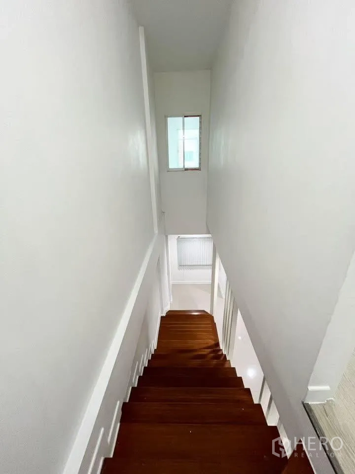 Home Office for rent in Bueng Kum, Bangkok - Narrow stairwell with wooden steps and small window landing