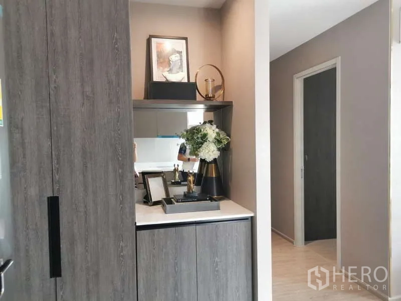 คอนโด ให้เช่าหรือขายในWatthana, Bangkok - ตู้เก็บของทางเข้าแต่งกระจกและของตกแต่ง