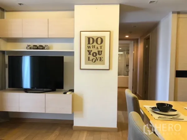 คอนโด ให้เช่าในWatthana, Bangkok - ชั้นวางทีวีกับตู้ลอยและกรอบรูป ติดกับพื้นที่รับประทานอาหาร