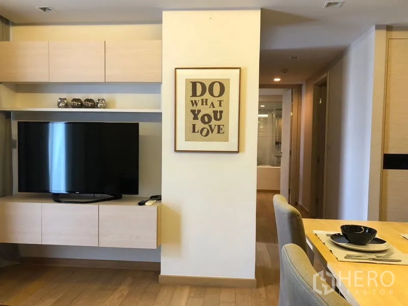 คอนโด ให้เช่าในWatthana, Bangkok - ชั้นวางทีวีกับตู้ลอยและกรอบรูป ติดกับพื้นที่รับประทานอาหาร