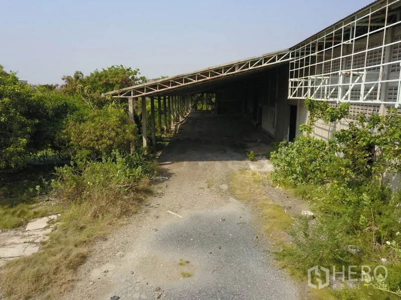 工厂 出售在Samut Prakan - 近景：带顶装卸平台，钢立柱与硬化场地