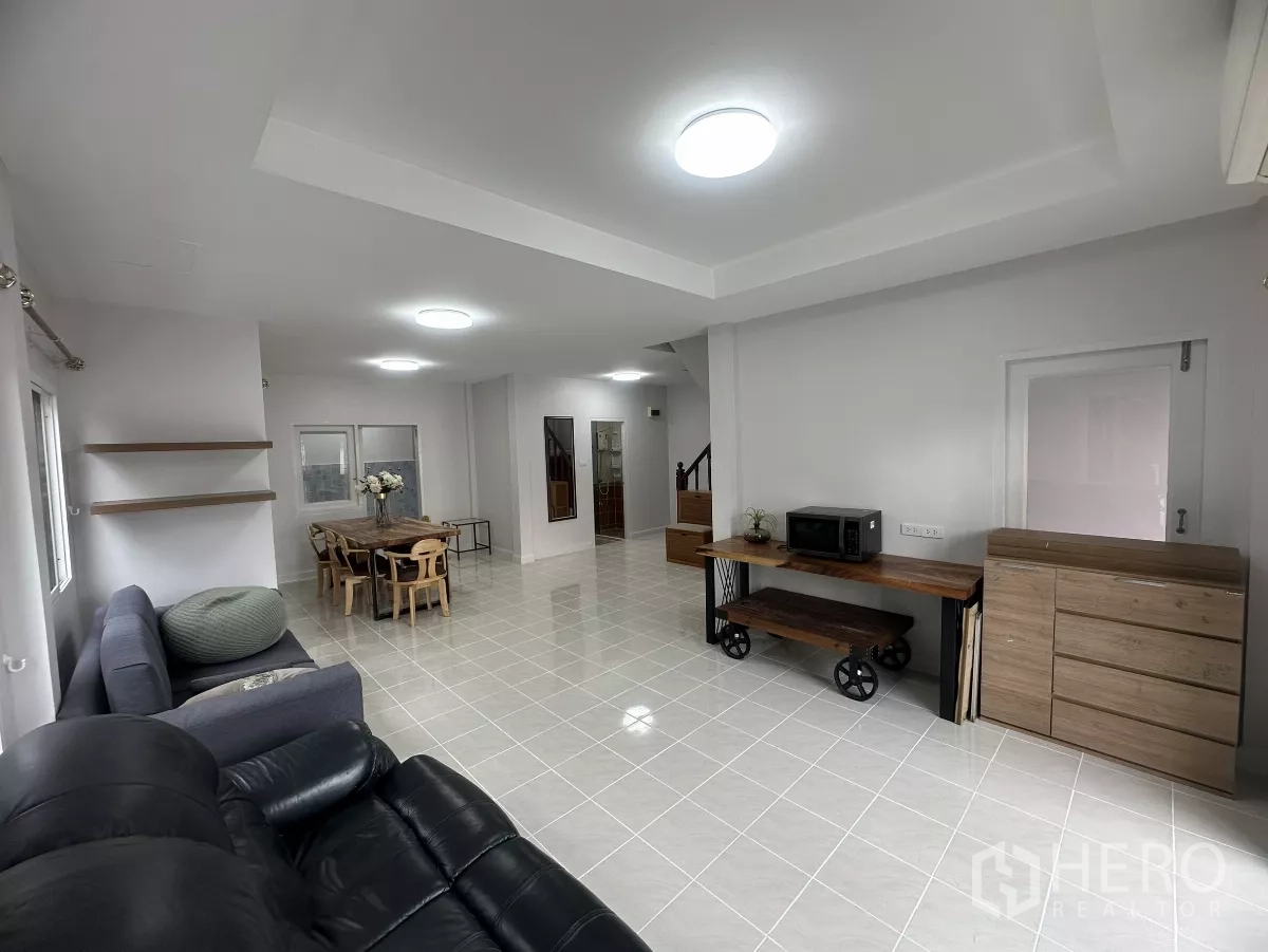 ทาวน์เฮาส์ ขายในLam Luk Ka, Pathum Thani - โถงนั่งเล่น–รับประทานอาหาร พร้อมชั้นวางและเฟอร์นิเจอร์ไม้