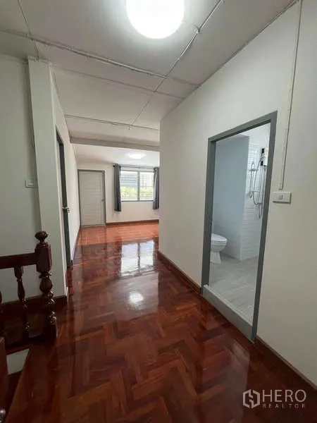 บ้าน ให้เช่าในBang Na, Bangkok - โถงทางเดินชั้นบนเชื่อมสู่ห้องนอนสว่างและห้องน้ำ